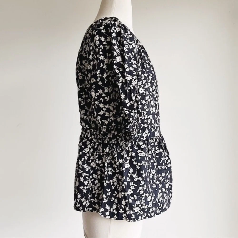 Old Navy sz L black & white floral cut out short puff sleeve pleated peplum top